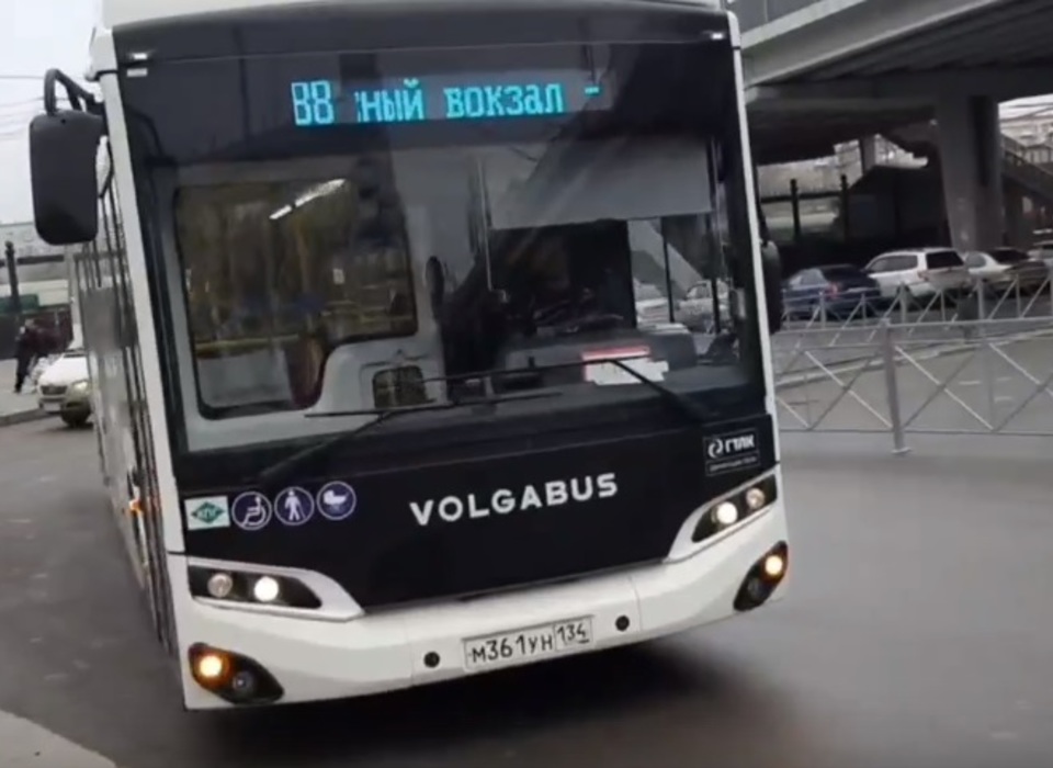 Новые автобусы стали обслуживать три маршрута в Волгограде