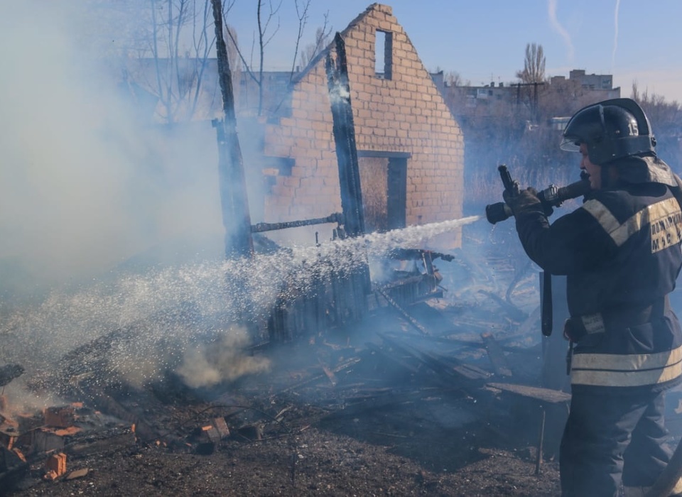 В Волгоградской области при пожаре в деревянном доме погибли две женщины