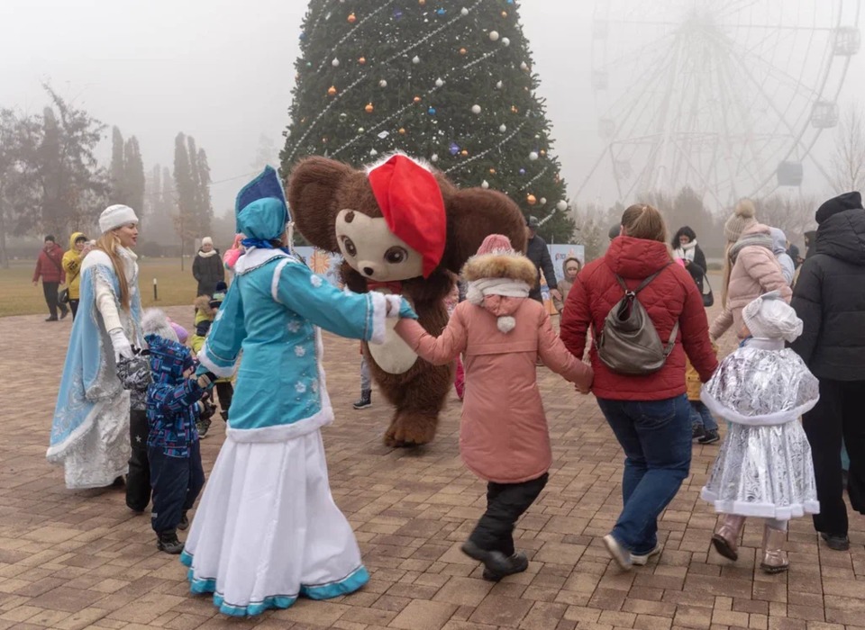 В Волгограде 23 декабря у главной ёлки собрались снегурочки