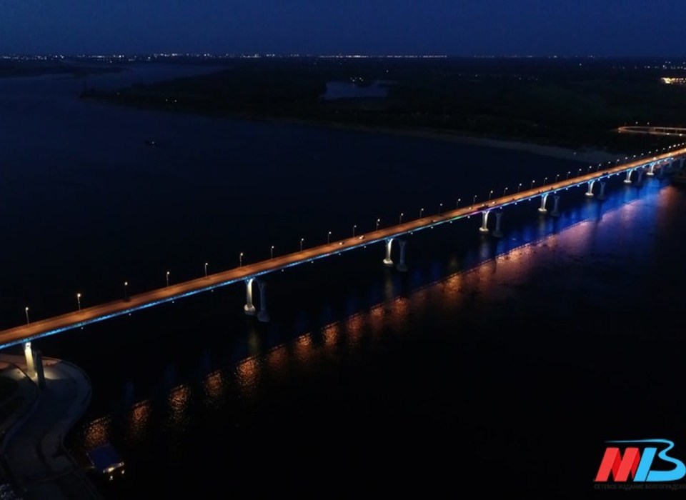 В Волгограде установили новогоднюю гирлянду на мосту через Волгу
