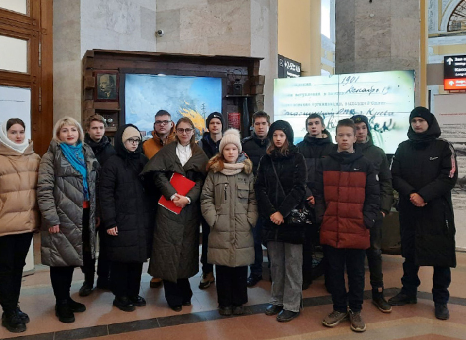 Для школьников с нарушением слуха провели экскурсию на ж/д вокзале Волгограда