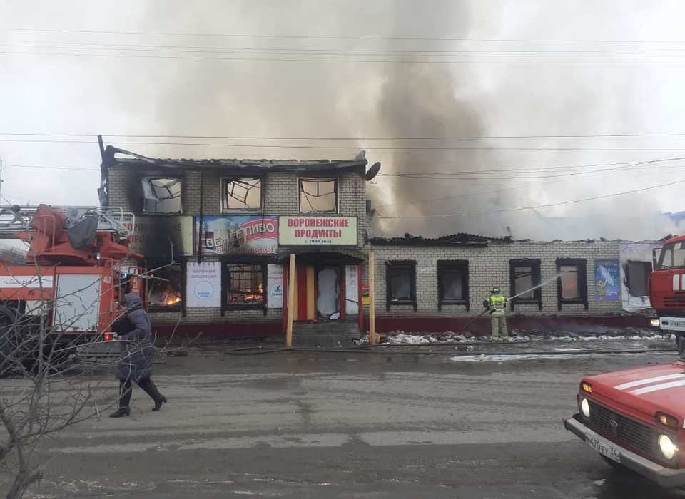 Утром 10 февраля в Урюпинске сгорел 2-этажный торговый центр