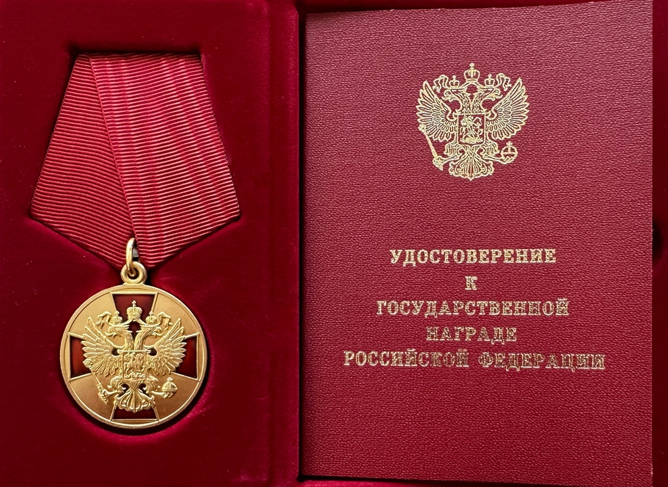 Сотрудника СОБР за участие в СВО наградили медалью в Волгограде