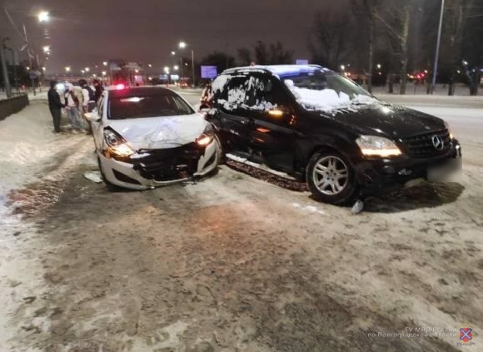 В Волгограде водитель Mercedes сбил мужчину и протаранил два автомобиля