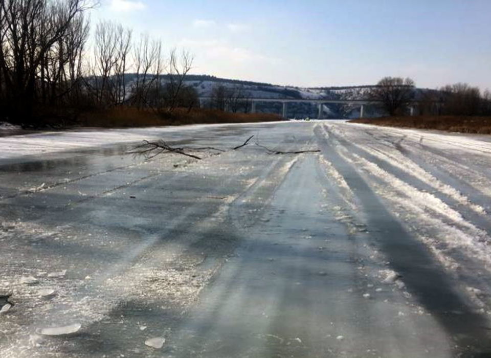 Водитель автомобиля провалился под лед под Волгоградом и погиб