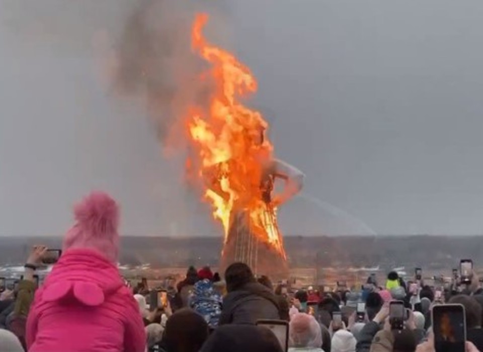 В Волгограде в ЦПКиО сожгли восьмиметровое чучело Масленицы