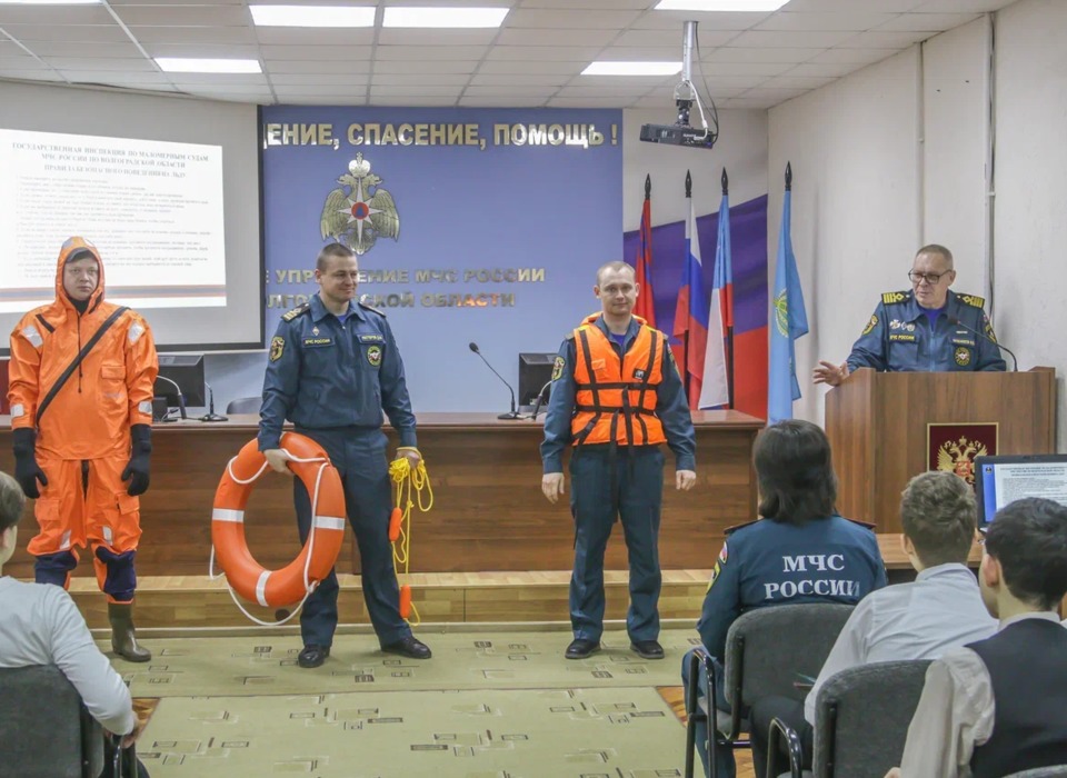 Волгоградские волонтеры и сотрудники МЧС провели урок безопасности