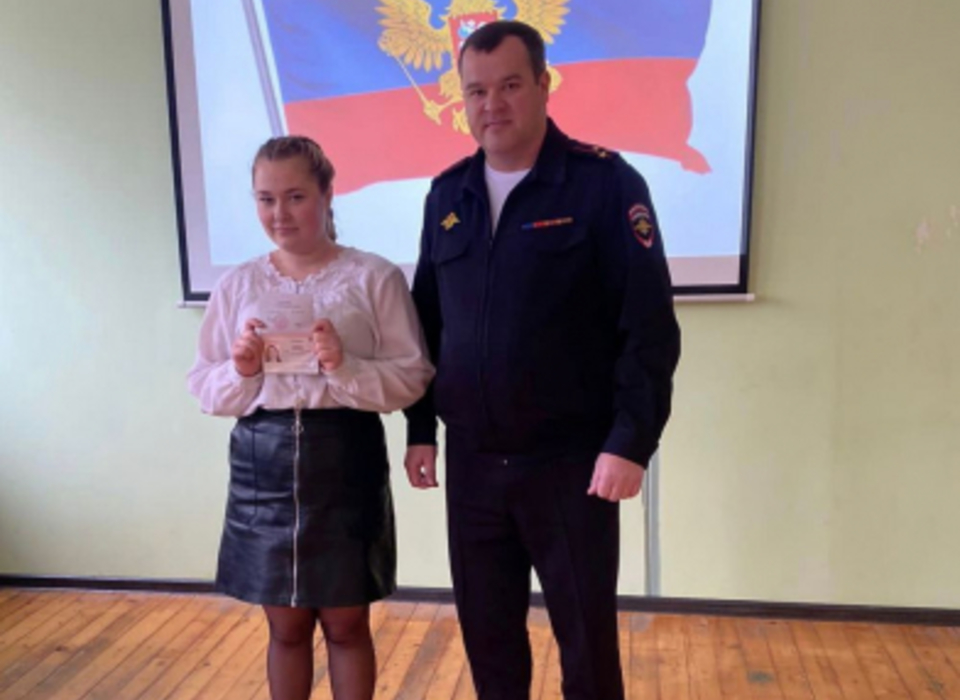 Полицейские Волгограда вручили паспорта воспитанницам школы-интерната