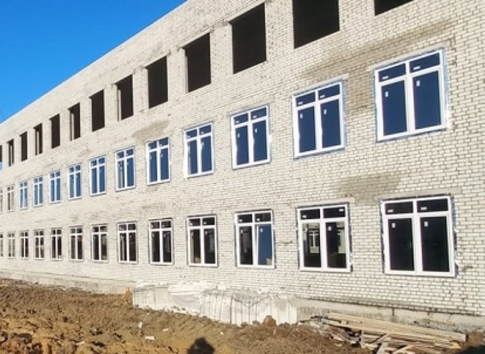 В строящейся школе на западе Волгограда устанавливают окна