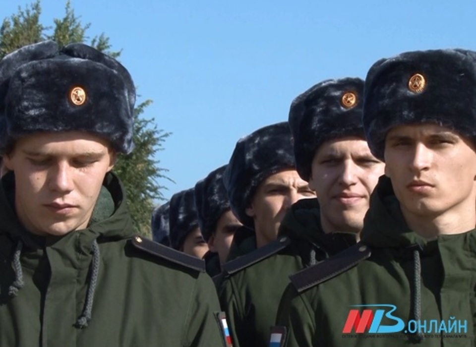 Жителям Волгограда напомнили, кого не возьмут в армию в весенний призыв