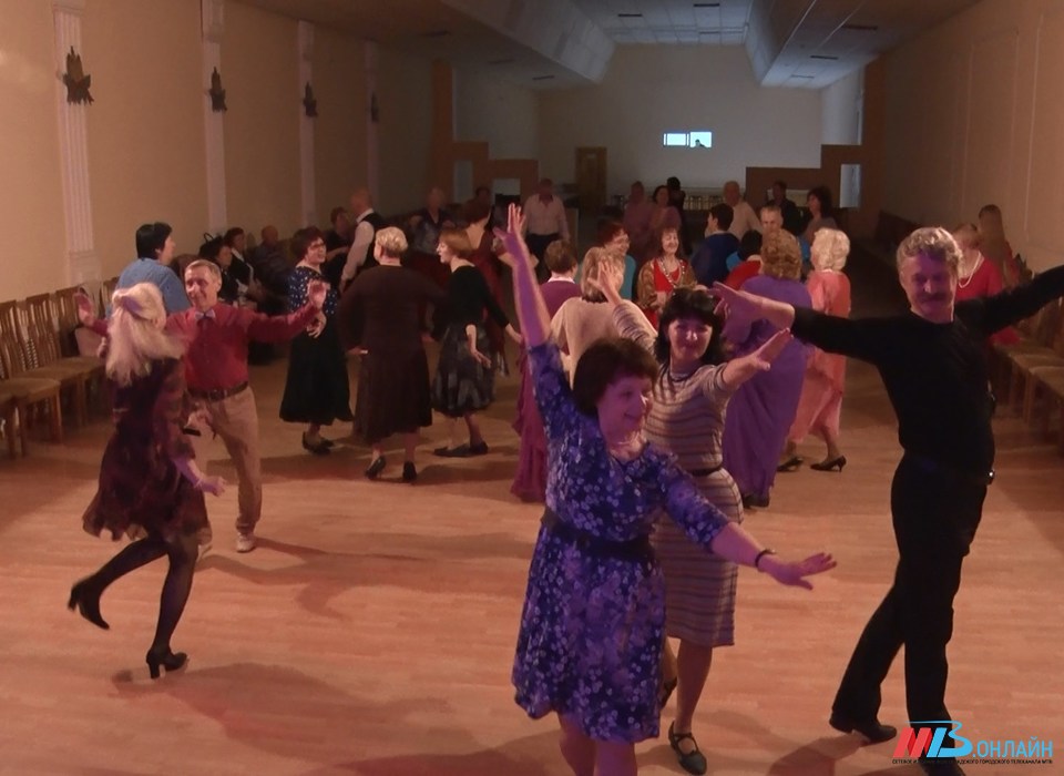 Пенсионеры Волгограда активно проводят  свободное время на танцах в ДК «Патриот»