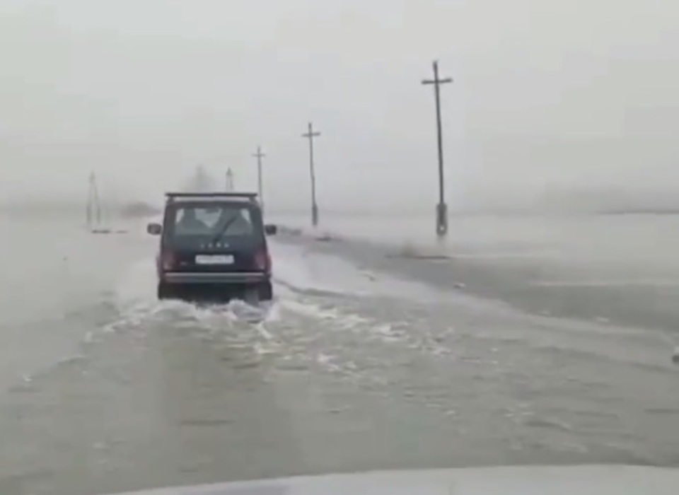 Трассу в Волгоградской области затопило из-за разлива Дона