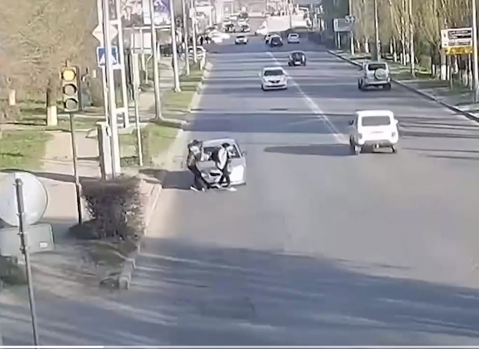 В Волгограде момент наезда на двух школьников запечатлела камера видеонаблюдения