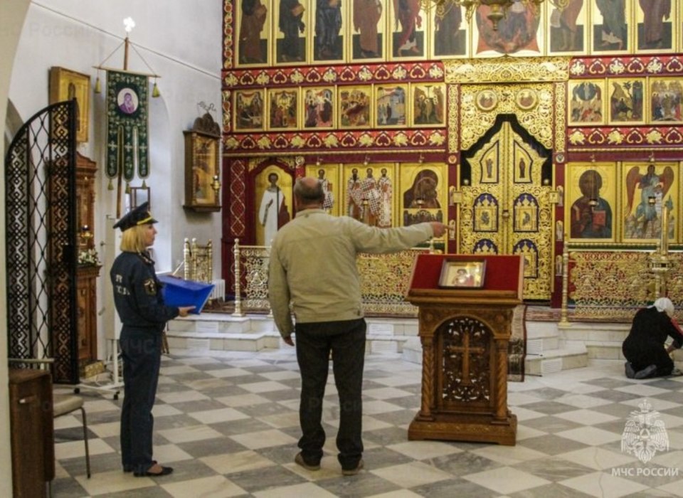 Перед Пасхой сотрудники МЧС проверяют храмы и церкви Волгоградской области