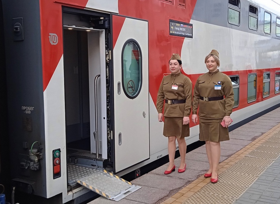 В Волгограде встретили двухэтажный туристический поезд из Самары