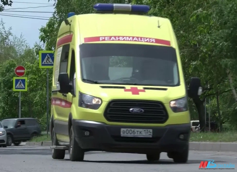 Под Волгоградом на пешеходном переходе иномарка сбила 16-летнюю девушку