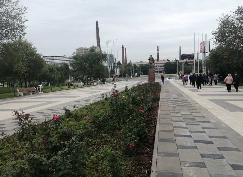 На бульваре вдоль ул. Титова в Волгограде специалисты приступили к мощению нового тротуара