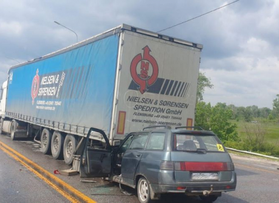 Пассажир отечественной легковушки погиб после столкновения с грузовиком в Волгоградской области