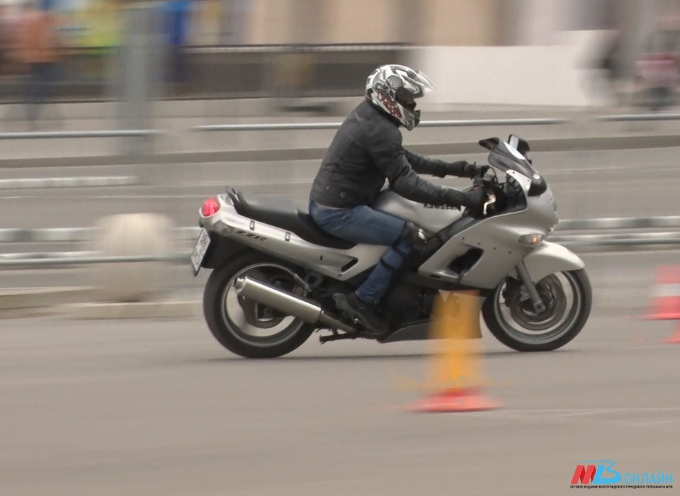 В Волгограде мотоциклист врезался в "Лексус"