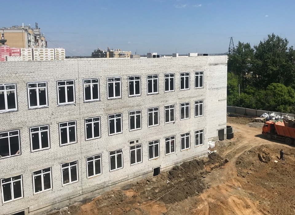 На новой школе на ул. Шекснинской в Волгограде монтируют кровлю
