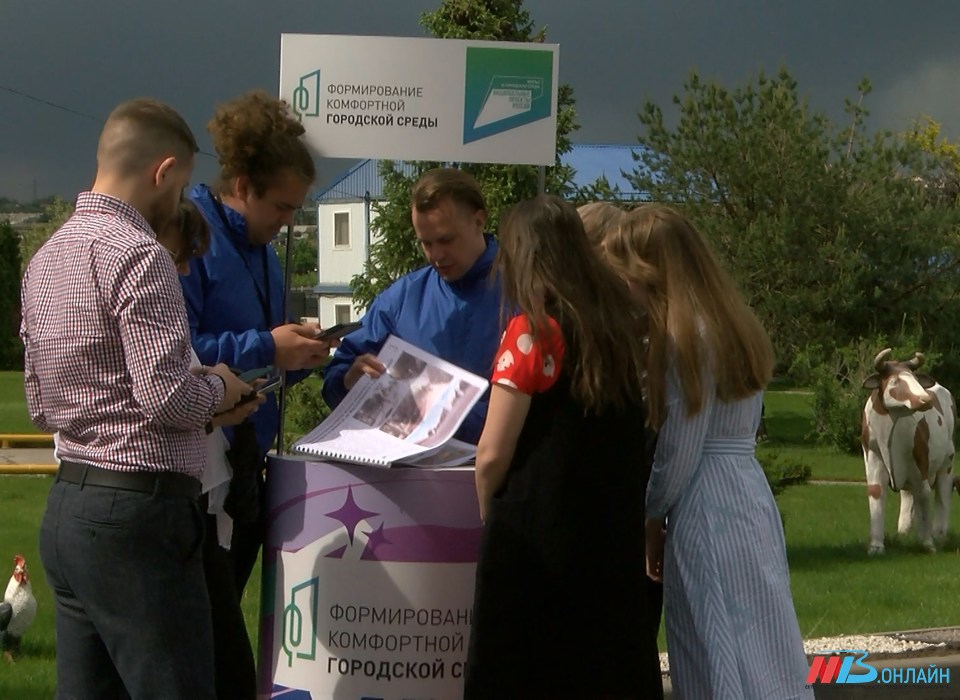 В Волгограде волонтеры помогают сотрудникам предприятий проголосовать за объекты для благоустройства в 2024 году