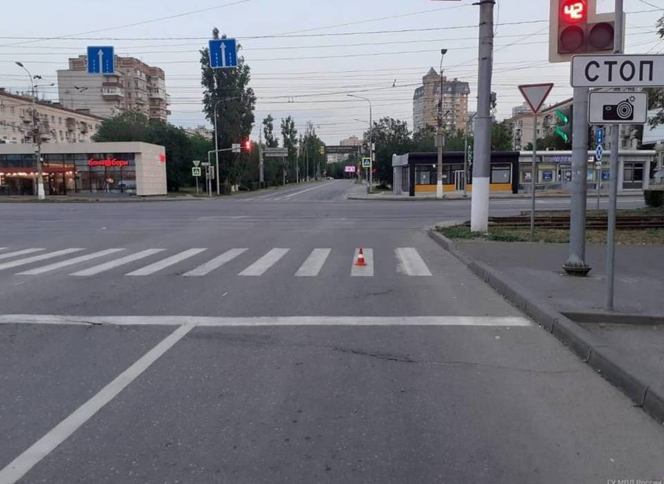 В центре Волгограда машина на перекрестке сбила мужчину