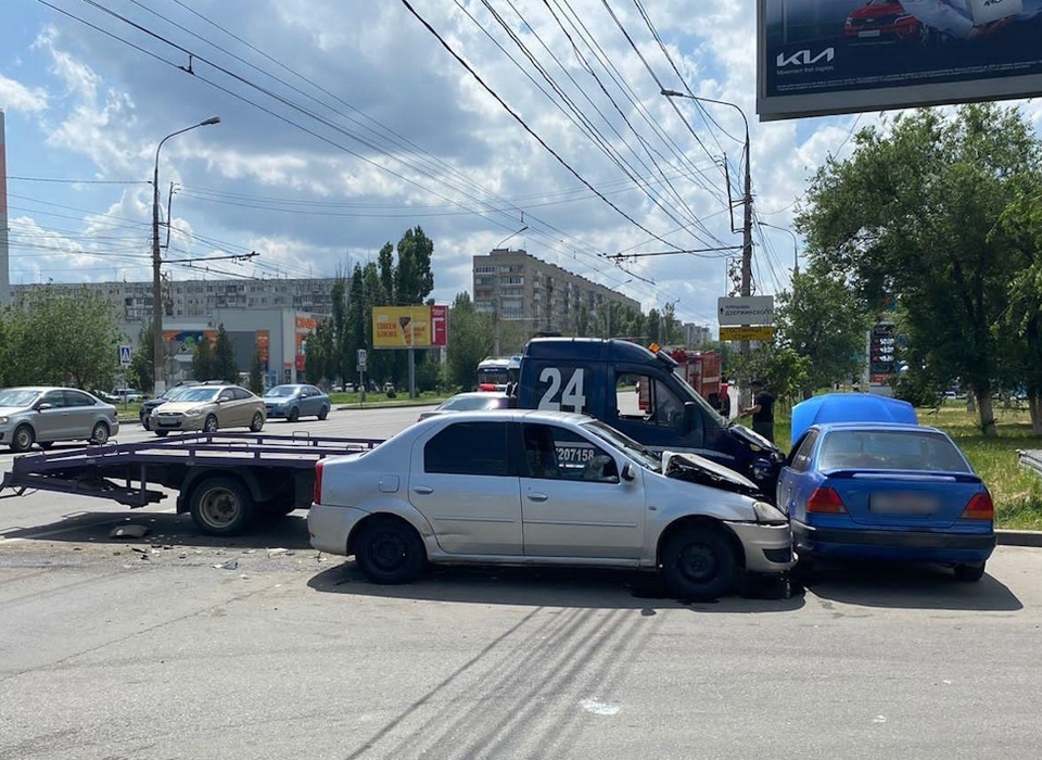 15-летний пассажир «Рено» пострадал в ДТП с эвакуатором в Волгограде