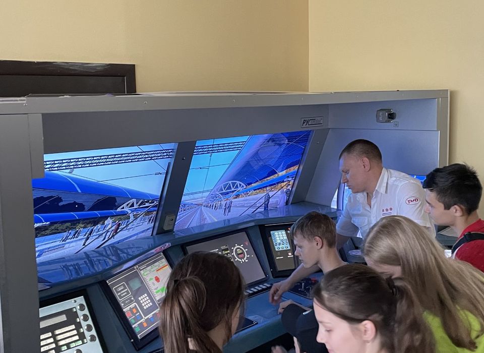 Волгоградские школьники поуправляли виртуальным электропоездом