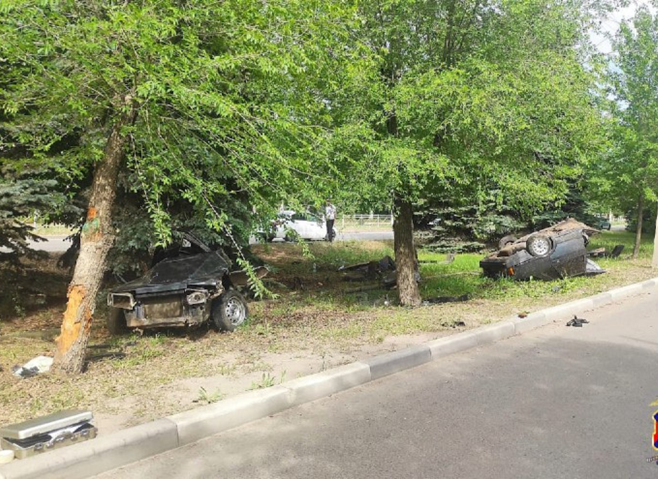 В страшном ДТП под Волгоградом машину разрубило пополам, двое погибли