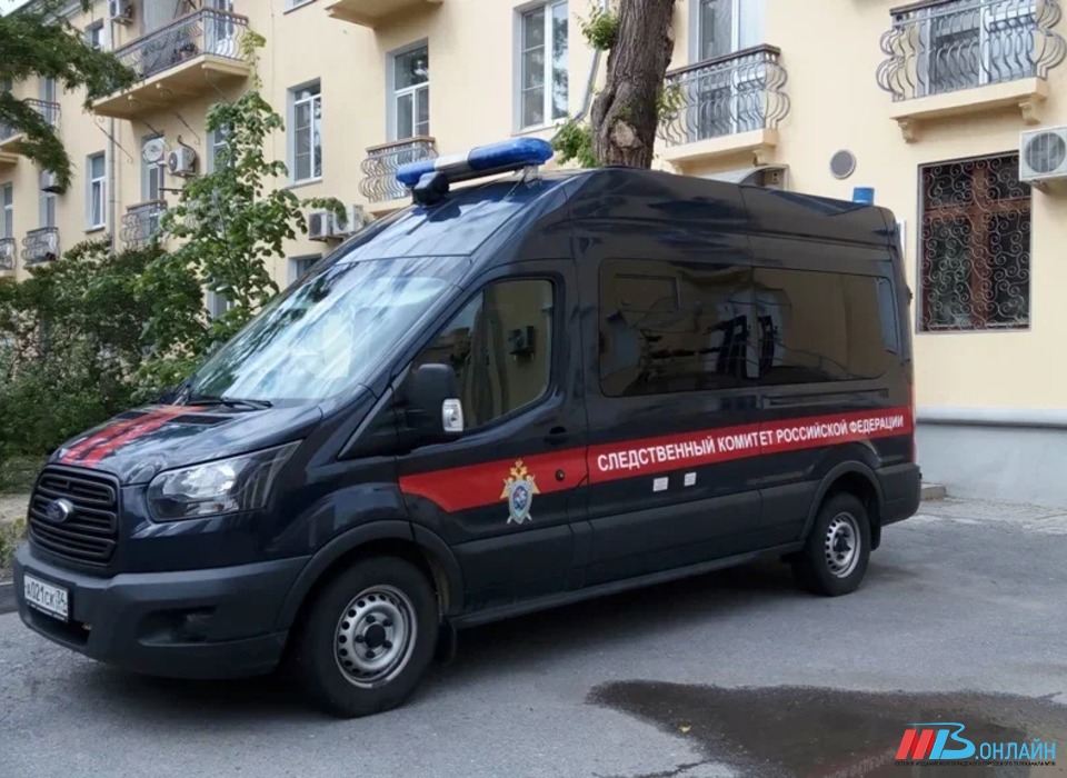Труп неизвестного мужчины обнаружили у пятиэтажного дома в Волгограде
