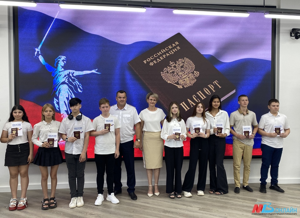 В Волгограде в канун Дня России первые паспорта вручили детям участников СВО