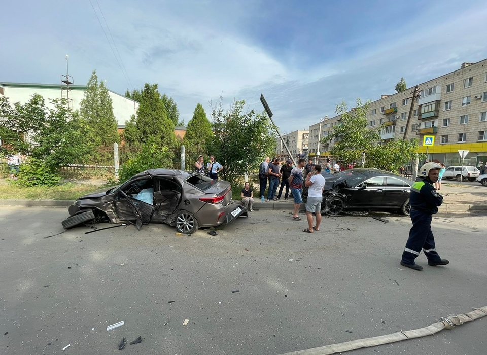 На юге Волгограда момент гибели 28-летнего водителя в ДТП попал на видео