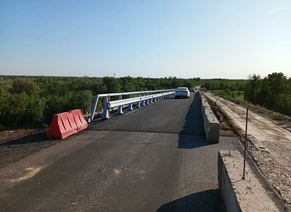 В Волгоградской области отремонтировали первую половину путепровода через железную дорогу