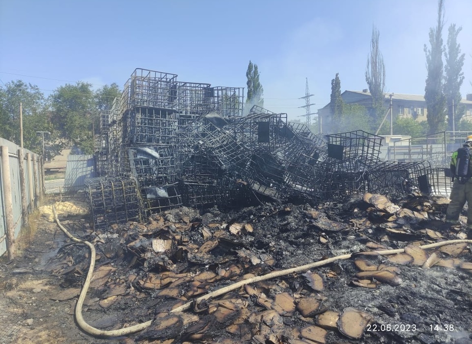 Крупный пожар разгорелся в промышленной зоне под Волгоградом