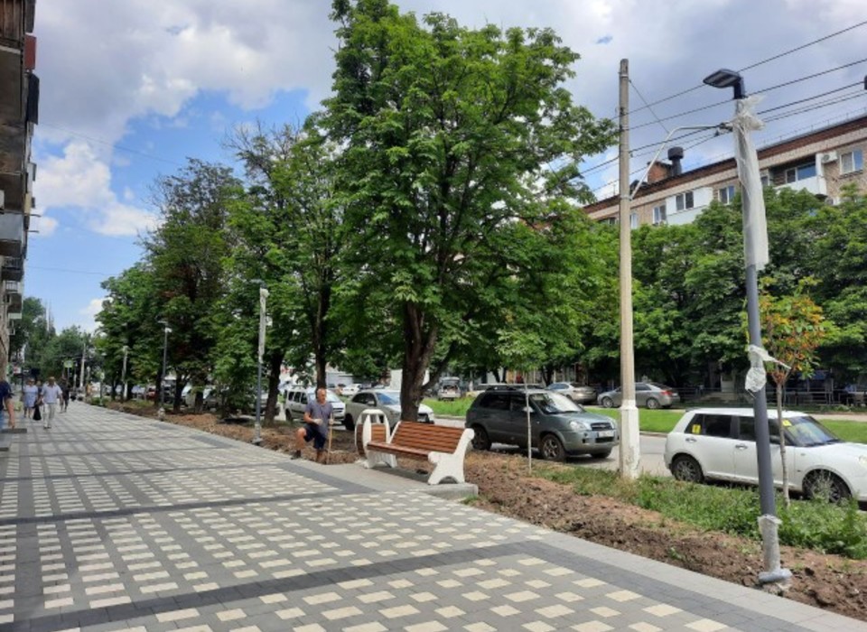 На бульваре по ул. Титова в Волгограде заканчивают монтировать парковое освещение