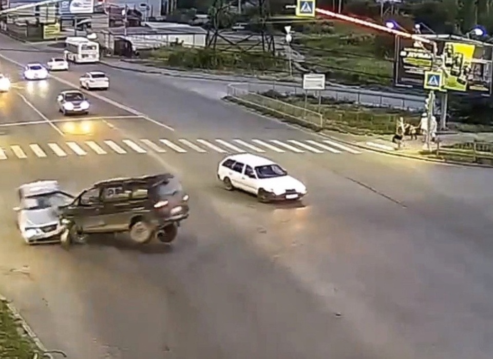 В Волгограде появилось видео ДТП с 24-летней автоледи