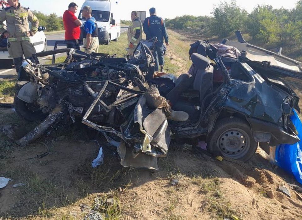 Водитель ВАЗа умер при транспортировке в больницу после ДТП под Волгоградом