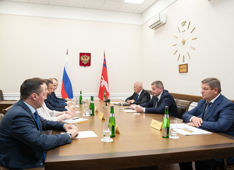 Губернатор встретился с руководителями парламентских партий в Волгоградской облдуме
