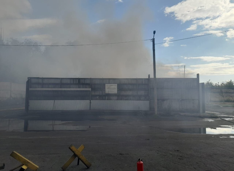В Волжском потушили пожар на шинном заводе