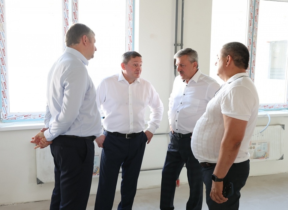 Андрей Бочаров и Владимир Марченко проконтролировали строительство новой школы-тысячника в Волгограде