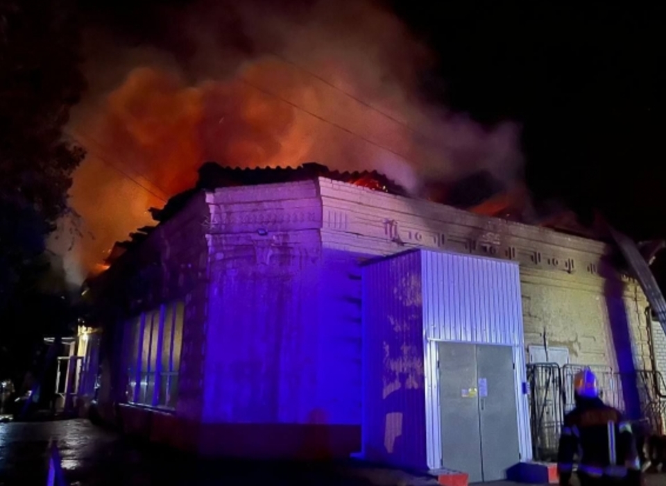 Под Волгоградом в ночь на 16 августа сгорел сетевой магазин