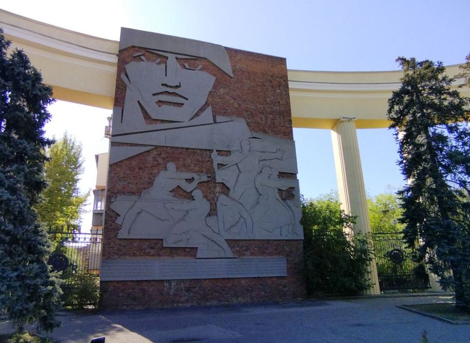 В Волгограде специалисты восстановят мемориал на площади Ленина