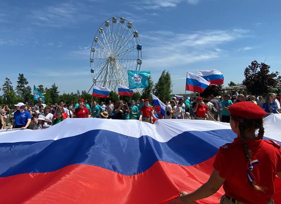 Стометровый флаг России развернут в ЦПКиО Волгограда 20 августа