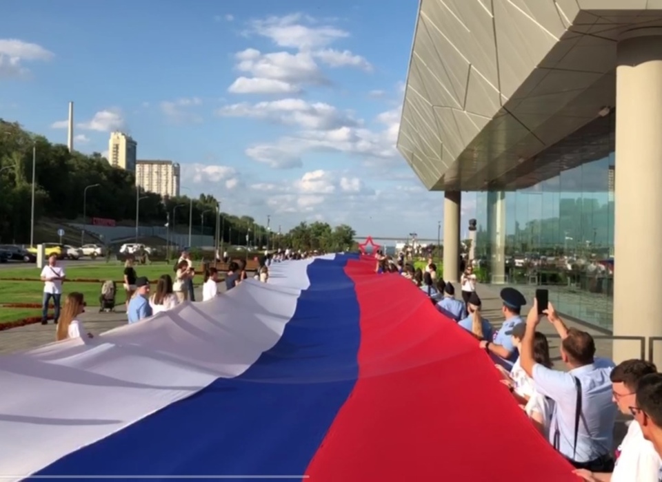 В центре Волгограда развернули 80-метровый флаг России