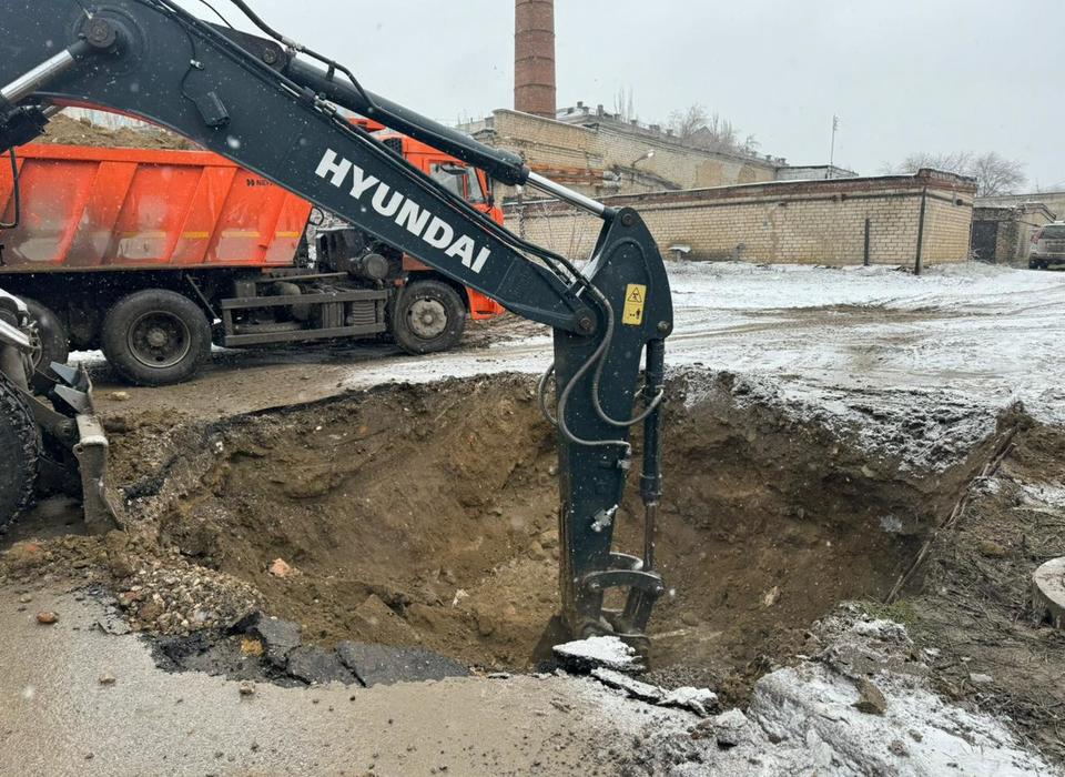 На севере Волгограда меняют повреждённый участок трубопровода