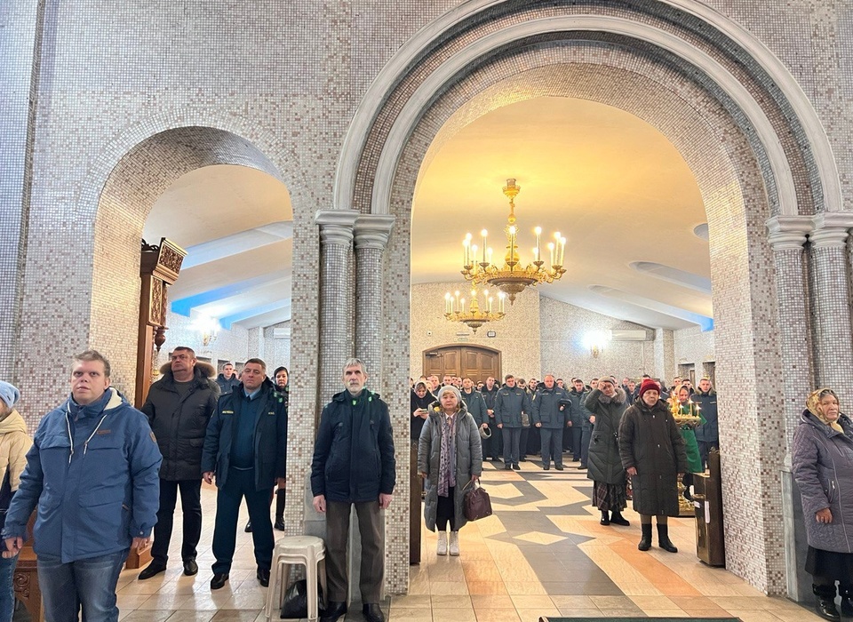В волгоградский храм 9 января пришёл глава МЧС Любавин вместе с подчинёнными