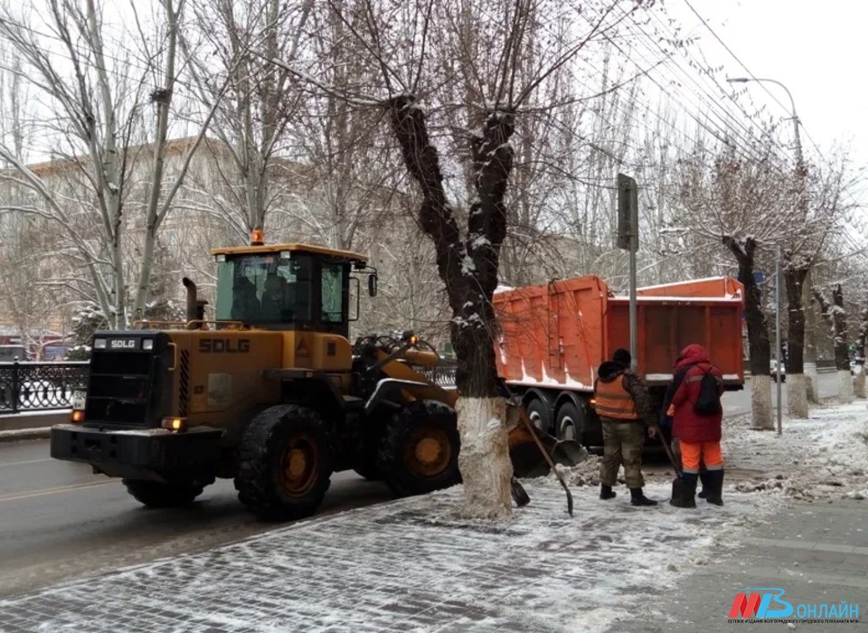 За ночь на дороги Волгограда нанесли свыше 1300 тонн смеси песка и соли
