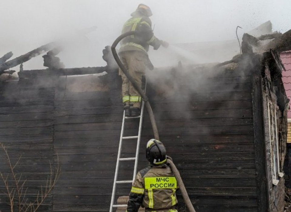 В Волгограде во время пожара в частном доме пострадали 2 человека