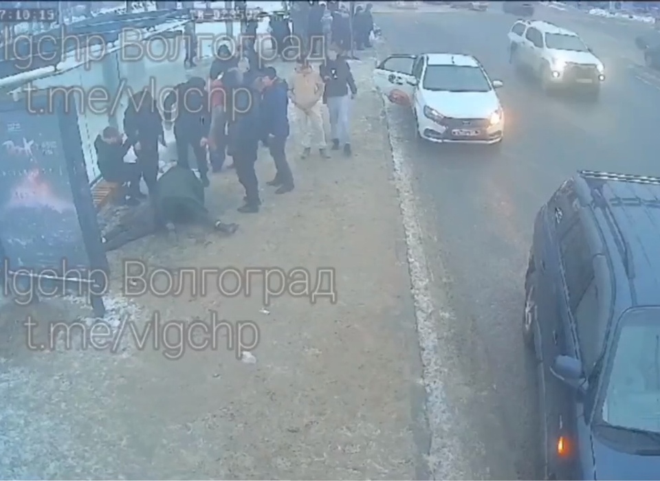 В Волгограде на видео попал момент спасения 18-летнего парня военным