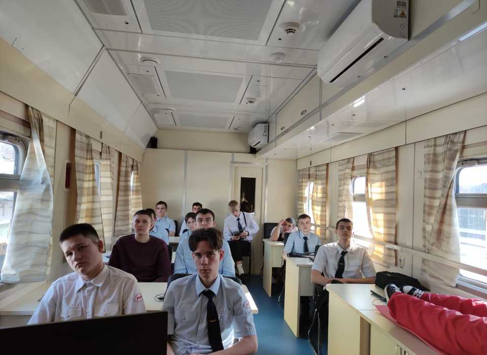 Волгоградским подросткам напомнили о правилах безопасности на железной дороге